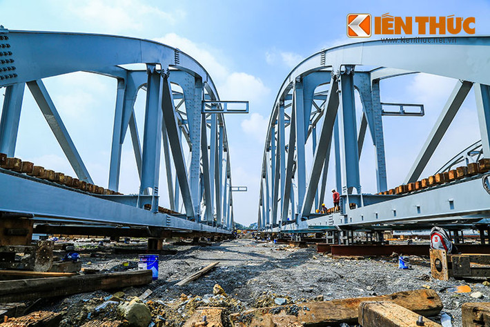 Theo nhà chức trách, mỗi nhịp cầu Ghềnh mới dài 75m, cao 13m, được làm từ gần 260 tấn thép nhập khẩu từ nước ngoài.