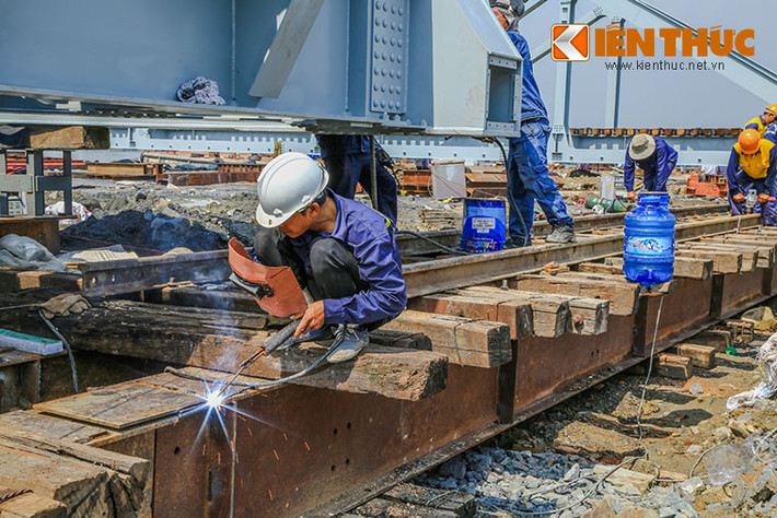 Các mối hàn, bulong, ốc vít của các nhịp dầm cầu Ghềnh đều được tiến hành đảm bảo đúng yêu cầu kỹ thuật.