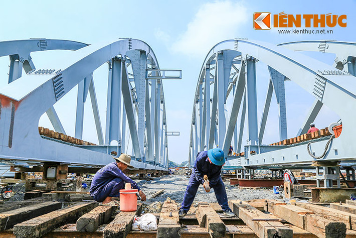 Sáng 16/6, hàng trăm công nhân cùng các kỹ sư dốc hết toàn lực làm việc để chuẩn bị cho công tác lao lắp dầm cầu Ghềnh vào đầu giờ chiều cùng ngày.