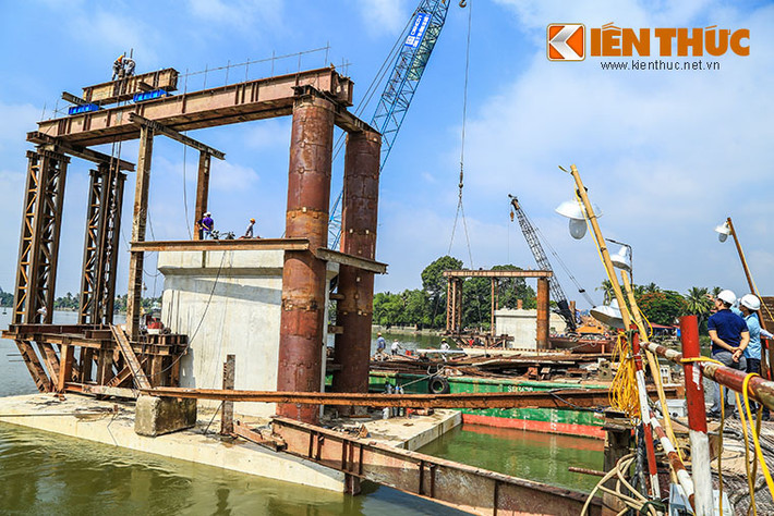 Các kỹ sư kiểm tra lại lần cuối các trụ cầu để chuẩn bị cho công tác lao lắp dầm cầu Ghềnh mới.