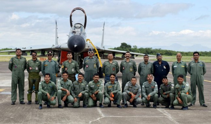 Tiêm kích MiG-29 phục vụ trong biên chế IAF từ năm 1986, hiện tại khoảng 66 máy bay loại này được 3 phi đội đóng gần biên giới Pakistan, một trong số đó vừa được điều động đến Srinagar để thay thế những chiếc MiG-21 hết hạn sử dụng.
