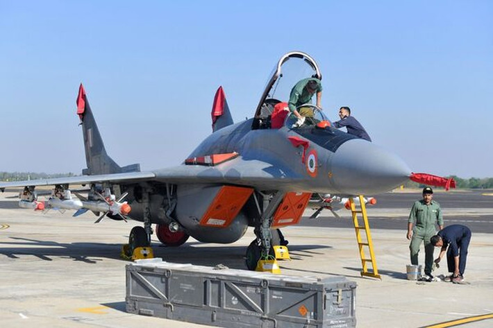 Không quân Ấn Độ mới đây đã gửi yêu cầu tới Bộ Quốc phòng để khẩn trương hiện đại hóa 24 chiếc MiG-29UPG đầu tiên nhằm tích hợp cho chúng vũ khí tầm xa nhằm nâng cao sức tấn công, đi kèm các khí tài phòng thủ mới.