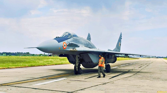 "Động cơ này hiện được sử dụng trên các tiêm kích MiG-29K/KUB và MiG-29SMT của Nga. RD-33MK đã cải thiện tỷ lệ lực đẩy trên trọng lượng, mức tiêu thụ nhiên liệu thấp và tuổi thọ dài hơn", chuyên gia quân sự Ấn Độ Vijainder K. Thakur nhận xét.