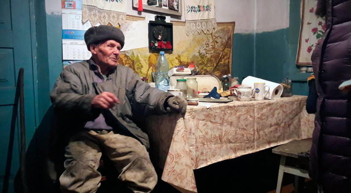 Ông Ivan Semenyuk, 82 tuổi, đã cùng vợ là bà Maria trở lại sinh sống ở làng Paryshev (25 km cách nhà máy Chernobyl) không lâu sau khi được di tản. Trong những người dân ở gần nhà máy Chernobyl, có một số người từ chối rời bỏ quê hương hoặc lén trở về đây sau một thời gian di tản. Phần lớn trong số đó là người lớn tuổi đã dành hầu hết phần đời trên mảnh đất này. Ảnh: Wayne O'Connor/Independent.ie.