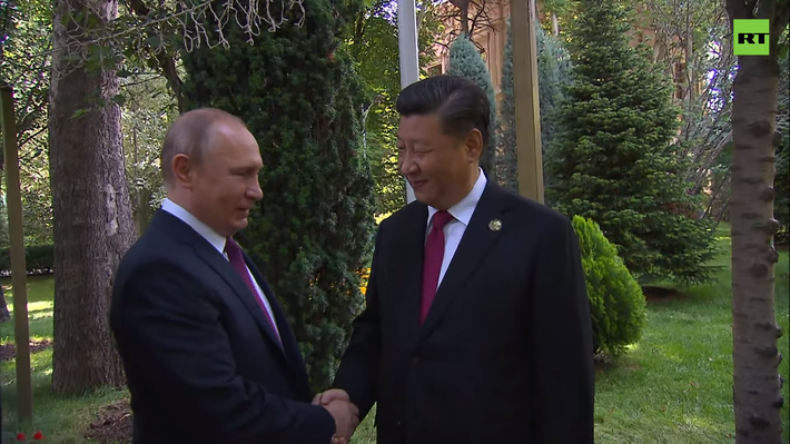 Theo RT, Tổng thống Putin đã chúc mừng sinh nhật lần thứ 66 của Chủ tịch Tập Cận Bình trong khi cả hai nhà lãnh đạo ở Dushanbe, thủ đô của Tajikistan để dự khai mạc Hội nghị thượng đỉnh lần thứ 5 Hội nghị về Phối hợp hành động và Các biện pháp xây dựng lòng tin ở châu Á (CICA). Ảnh: RT.