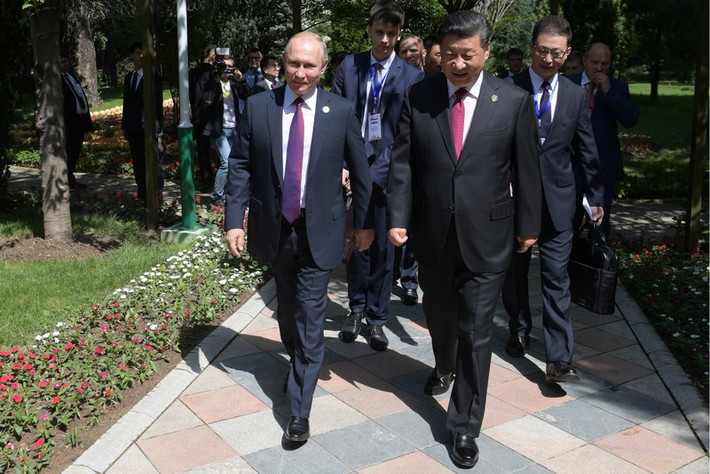 Ông chủ Điện Kremlin đã bắt tay Chủ tịch Trung Quốc và nói: “Tôi rất vui vì có một người bạn như ông”. Tiếp đó, Tổng thống Putin nói, ông tặng người đứng đầu Trung Quốc “món quà mà ông có thể sử dụng để mừng sinh nhật cùng những người yêu thương”. Ảnh: RT.