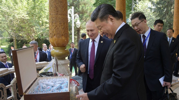 Món quà sinh nhật đầu tiên của Tổng thống Putin tặng cho ông Tập Cận Bình chính là một thùng kem Nga, khiến nhà lãnh đạo Trung Quốc rất thích thú. Ảnh: RT.