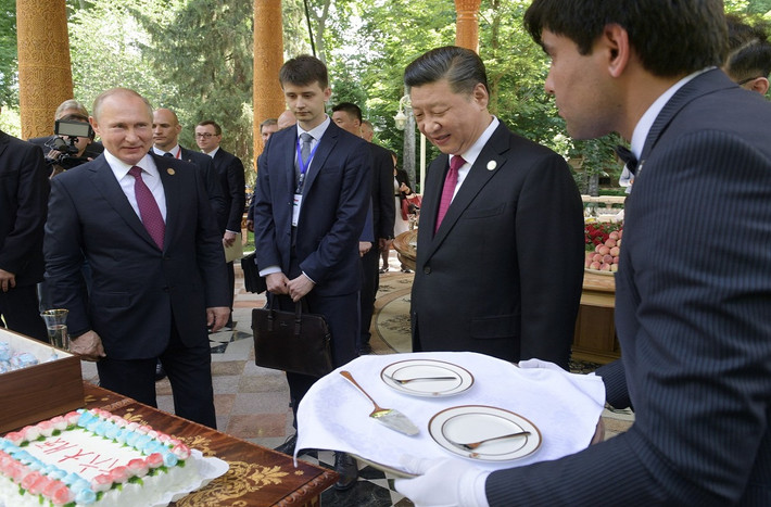 Ông Putin còn tặng tiếp người đồng cấp Trung Quốc một chiếc bánh sinh nhật trên mặt có ghi dòng chữ bằng tiếng Trung “Chúc hạnh phúc, 66”. Sau khi tặng bánh sinh nhật, Tổng thống Putin tặng ông Tập Cận Bình một chiếc lọ quý. Ảnh: RT.