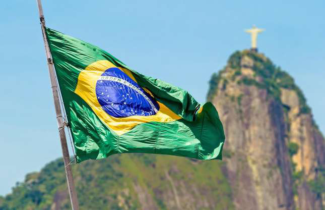 Quốc kỳ Brazil được chính thức sử dụng từ năm 1889, với rất nhiều biểu tượng ẩn giấu bên trong. Màu xanh lá đại diện cho các khu rừng, trong khi kim cương vàng đại diện cho sự giàu về tài nguyên vàng có của Brazil và hình cầu màu xanh ở giữa đại diện cho bầu trời đêm ở Rio de Janeiro.