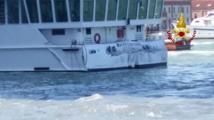 Theo Express, tàu MSC Opera đã hú còi trong khi lao nhanh vào bến tàu và tàu du lịch nhỏ hơn mang tên "Michelangelo". Ảnh: Vigili Del Fuoco.