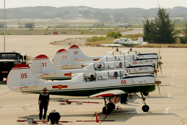 Không quân Nhân dân Việt Nam hiện đang sử dụng hai phiên bản Yak-52 của Liên Xô và Romania có tên mã là Iak-52 được sản xuất theo giấy phép của Liên Xô, đây là một trong những máy bay huấn luyện và biểu diễn tốt nhất thế giới, được nhiều quốc gia đánh giá cao. Hiện tại, trong biên chế của Không quân Nhân dân Việt Nam có khoảng 36 máy bay huấn luyện loại này. Nguồn ảnh: Phòng không - Không quân.