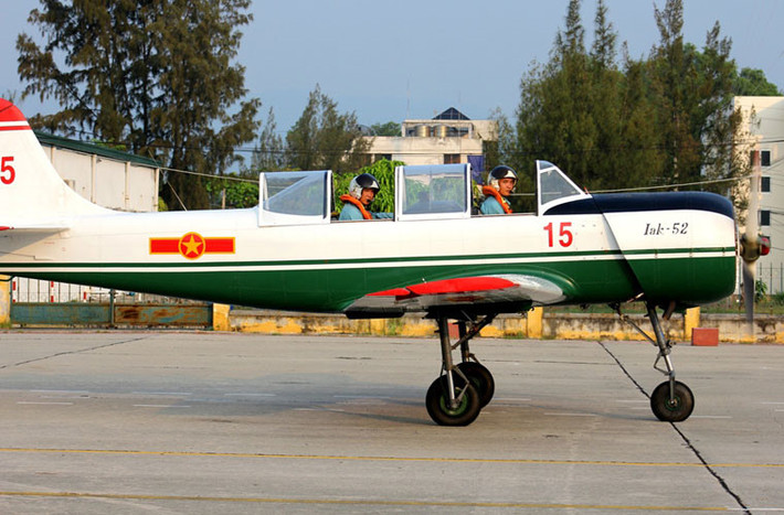 Là loại máy bay huấn luyện sơ cấp có thiết kế đơn giản và bền bỉ, Yak-52 là lựa chọn không thể tốt hơn để huấn luyện cho các phi công trẻ những kỹ năng bay cơ bản nhất trước khi họ có thể ngồi lên trên những chiếc tiêm kích phản lực hiện đại. Nguồn ảnh: Hà Trang.