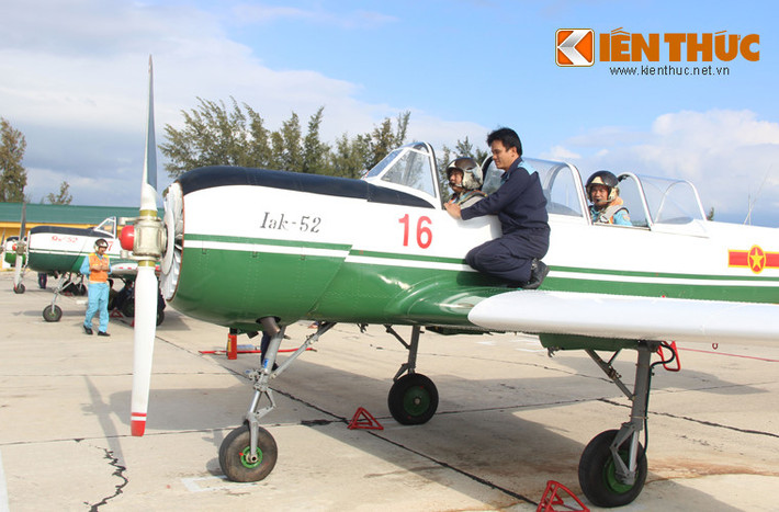 Và Yakovlev Yak-52 là trong số các dòng máy bay huấn luyện bền bỉ và đáng tin cậy nhất trên thế giới với lịch sử hoạt động hơn 40 năm trong không quân nhiều nước trên thế giới, mà Việt Nam là một trong số đó.