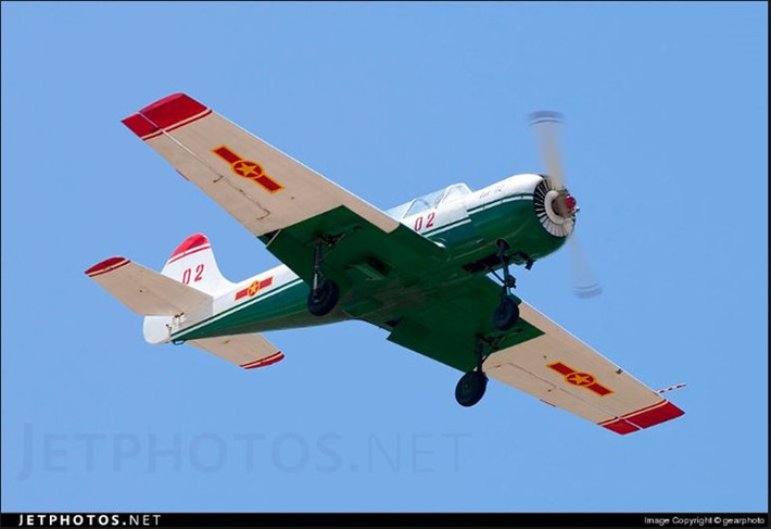 Điểm đặc biệt của máy bay huấn luyện Yak-52 đó là động cơ của nó dùng nhiên liệu hỗn hợp vừa xăng vừa dầu. Khi bay, phi công có thể đảo nghịch hệ thống nhiên liệu chỉ trong 2 phút nhằm tăng hiệu suất của động cơ - phục vụ cho việc thực hiện nhào lộn sau quãng đường bay hành tình. Nguồn ảnh: JetPhotos.