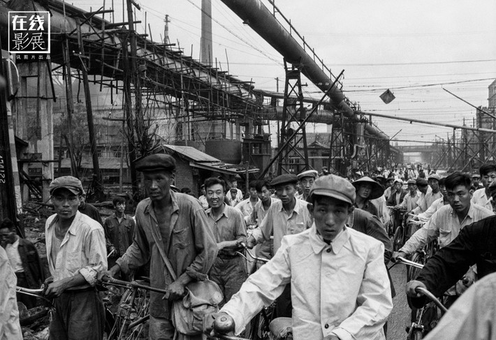 Các công nhân Nhà máy Gang thép An Sơn tan tầm. Ảnh QQ