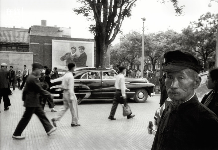 Khung cảnh đường phố ở Thủ đô Bắc Kinh, Trung Hoa năm 1956. Ảnh QQ