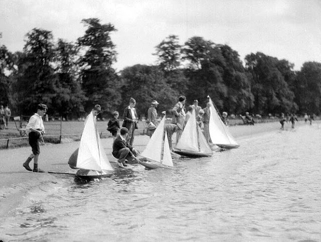 Trẻ em thả thuyền buồm ở London năm 1931. Ảnh VT