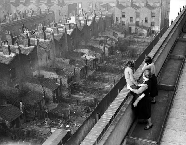 Mẹ và hai con gái ngắm quang cảnh thành phố London từ trên sân thượng Nhà Hillcott năm 1938. Ảnh VT