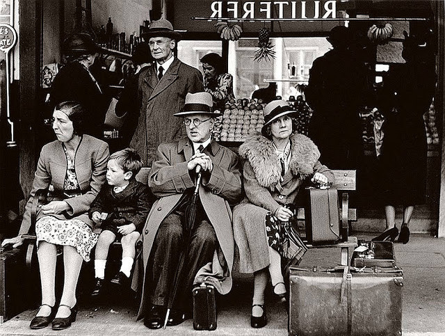Các hành khách ngồi đợi ở trạm xe buýt Victoria năm 1939. Ảnh VT