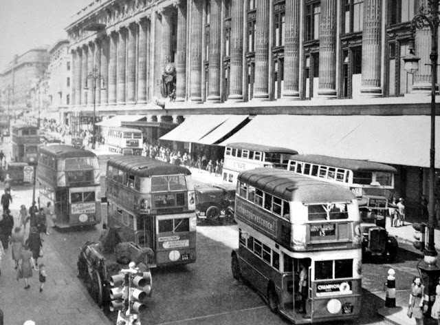 Xe cộ nườm nượp đi lại trên đường phố trung tâm London cuối thập niên 1930. Ảnh VT