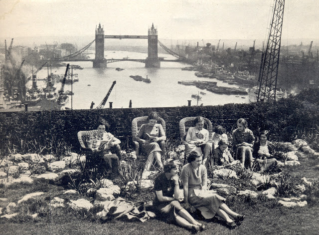 Giờ ăn trưa trên sân thượng Nhà Adelaide năm 1937. Ảnh VT