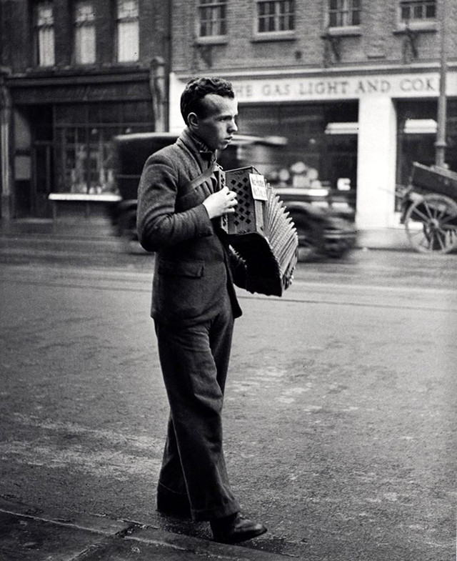 Người đàn ông vô gia cư đang đánh đàn accordion ở London. Ảnh VT