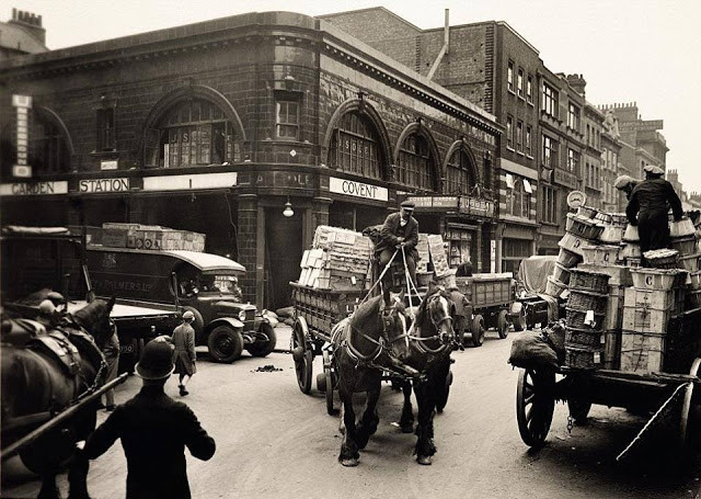 Một người buôn bán ngồi trên xe ngựa bên ngoài Long Acre ở Covent Garde khoảng năm 1930. Ảnh VT