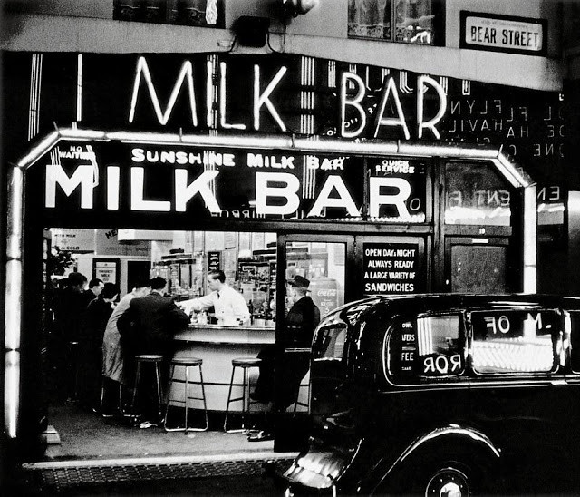 Một quầy bán sữa trên Phố Bear, thủ đô London năm 1936. Ảnh VT