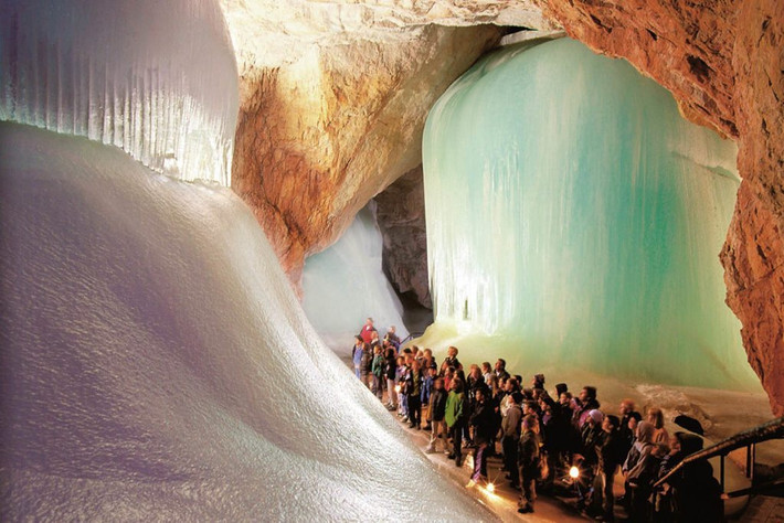 Hang Eisriesenwelt được tạo ra bởi dòng sông Salzach khi chảy qua các khe núi gần 100 triệu năm trước. Trải qua hàng nghìn năm, các vết nứt và kẽ hở trên đá vôi ngày càng phát triển, tạo thành các nhũ đá băng như bây giờ. Ảnh: Tofererhof.