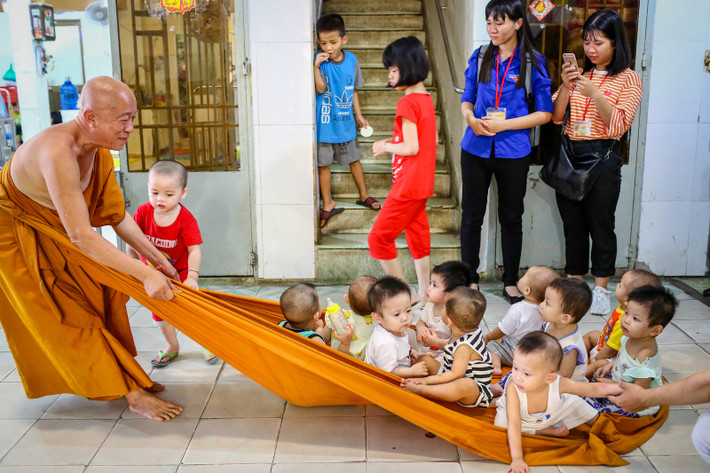 Trung tâm được chia làm 2 cơ sở nuôi dạy và hướng nghiệp cho các em mồ côi, khuyết tật. Cơ sở 1 đặt ngay tại khuôn viên của chùa Kỳ Quang 2, nuôi dạy các em dưới 18 tuổi; cơ sở 2 đặt tại phường Thạnh Lộc, quận 12 - TPHCM dành cho các em trên 18 tuổi.