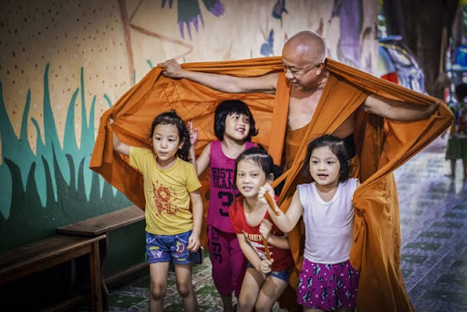 Không chỉ là nơi có cảnh quan hùng vĩ, chùa Kỳ Quang cũng được biết đến là nơi cưu mang nhiều trẻ mồ côi và khuyết tật. Hòa thượng Thích Thiện Chiếu là người lập Mái ấm tình thường chùa Kỳ Quang 2 năm 2014.