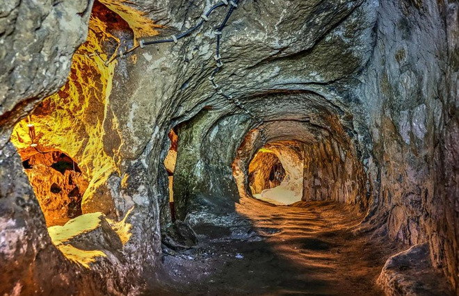 Thành phố ngầm Derinkuyu, Thổ Nhĩ Kỳ: Vùng Cappadocia của Thổ Nhĩ Kỳ có nhiều công trình ngầm hấp dẫn du khách, trong đó thành phố Derinkuyu là lớn nhất. Thành phố này được xây dựng để bảo vệ cư dân chống lại các cuộc vây hãm, xâm lược. Bên trong có đủ nhà thờ, chuồng ngựa, khu chợ, nhà máy rượu, với sức chứa từ 20.000-50.000 người.