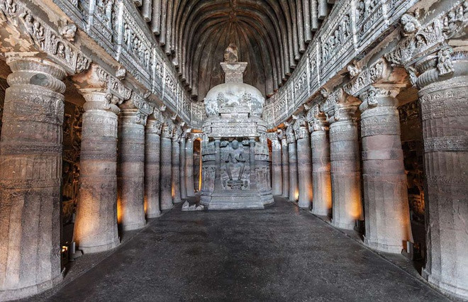 Hang động Ajanta, Maharashtra, Ấn Độ: Năm 1819, khoảng 30 hang động ngầm được phát hiện trong các công trình Phật giáo ở bang Maharashtra, Ấn Độ. Các nhà sư sử dụng nơi này để nghỉ ngơi và trú ẩn khi gió bão. Bên trong có đầy đủ hội trường, phòng nghỉ và các cột đá chạm khắc tinh xảo.