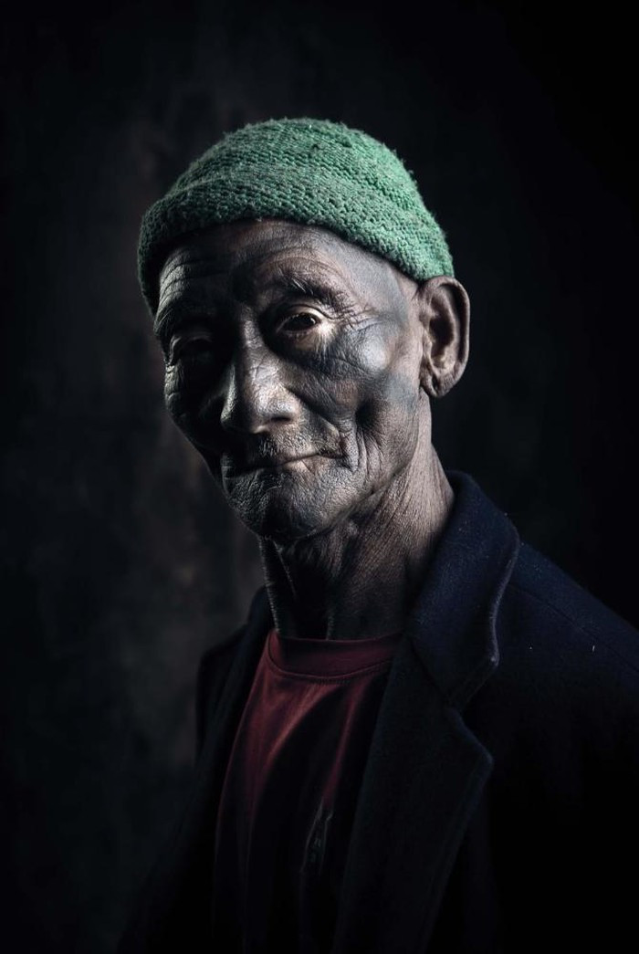 Phejin Konyak rời ngôi làng 700 người khi cô mới 4 tuổi để theo học một trường tu viện ở Dimapur cách đó 300 km. “Tất nhiên, sự du nhập của Cơ đốc giáo tạo điều kiện cho chúng tôi học hành. Thế nhưng, ở Nagaland, sự chuyển đổi từ phong tục truyền thống sang Cơ đốc giáo diễn ra rất nhanh. Chúng tôi đi từ tục săn đầu người sang sử dụng iPad chỉ trong vài thập kỷ”.