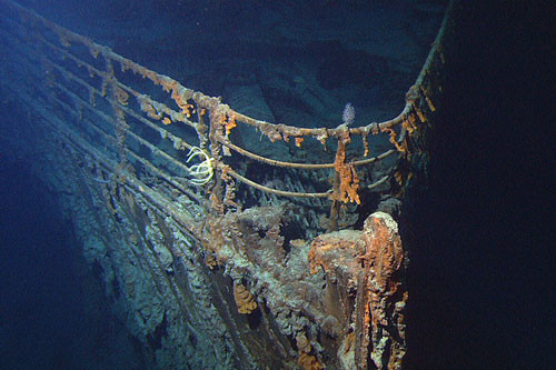 1. Xác tàu Titanic: Được tìm thấy 73 năm sau khi bị chìm vào năm 1912, xác tàu RMS Titanic vẽ nên một bức tranh rùng rợn về hậu quả của thảm kịch trên biển nổi tiếng nhất lịch sử. Đó là nơi hơn 1.500 người đã bỏ mạng, nhiều người trong số họ bị chôn vùi dưới nước cùng với con tàu khổng lồ.
