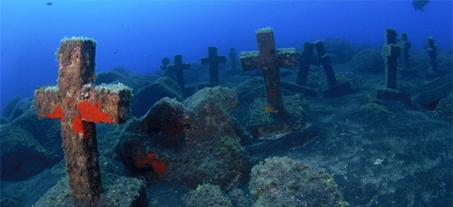 4. Nghĩa trang dưới đáy biển Las Cruces de Malpique: Đáy biển ngoài khơi bờ La Palma thuộc quần đảo Canary trông giống như một nghĩa địa với hơn 40 cây thánh giá cũ kỹ cắm dưới lòng đất – hơn 40 ngôi mộ của những nhà truyền giáo bị cướp biển sát hại. Họ đang trên đường đến La Palma, dẫu biết rằng cái chết đang chờ đợi mình. Thi thể của họ đều bị ném xuống lòng đại dương.