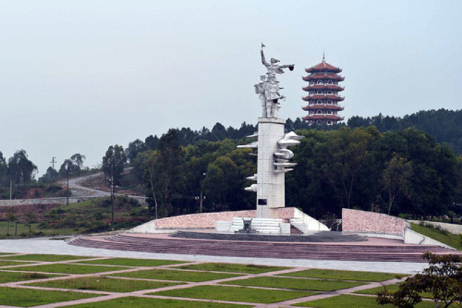 La Sơn phu tử Nguyễn Thiếp (1723-1804) sinh ra tại làng Mật Thôn, xã Nguyệt Áo, tổng Lai Thạch, huyện La Sơn, phủ Đức Quang (nay thuộc Can Lộc, tỉnh Hà Tĩnh) trong gia đình khoa bảng nổi tiếng. Năm 21 tuổi, ông đỗ thủ khoa trong kỳ thi Hương ở Nghệ An.