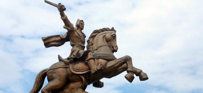 Để tạo điều kiện cho Nguyễn Thiếp có điều kiện cống hiến cho đất nước, vua Quang Trung cho xây dựng Viện Sùng Chính (Sùng Chính thư viện) ngay tại chân núi Thiên Nhẫn. Tại đây, Nguyễn Thiếp đã giúp vua Quang Trung đề ra những cải cách về văn hóa, giáo dục.