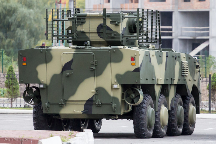 Phiên bản BTR-4MV1 được thiết kế dựa trên phiên bản xe chiến đấu BTR-4 với các hệ thống cải tiến được thiết kế theo chuẩn NATO. Phương tiện này cũng được thiết kế với hệ thống vũ khí theo chuẩn NATO, không còn hơi hướng của các loại vũ khí Nga nữa. Nguồn ảnh: Defense.