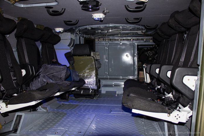 Khoang chở quân của BTR-4MV1 có thể chở từ ba tới 6 lính với đầy đủ trang thiết bị vũ khí. Nguồn ảnh: Uprom.