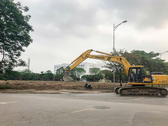 Theo Bộ Xây dựng, đối với những khu vực trong phạm vi Dự án thuộc trách nhiệm giải phóng mặt bằng của chủ đầu tư nhưng chưa hoàn thành thì cần chỉ đạo chủ đầu tư phối hợp với các cơ quan liên quan tiếp tục hoàn thành công tác giải phóng mặt bằng để thực hiện Dự án theo quy hoạch đã được cấp thẩm quyền phê duyệt; quy định rõ trách nhiệm của chủ đầu tư cấp 1 và các chủ đầu tư thứ cấp trong việc đầu tư xây dựng và quản lý các hạng mục công trình hạ tầng kỹ thuật, hạ tầng xã hội và nhà ở tại Dự án, đảm bảo kết nối đồng bộ hạ tầng kỹ thuật và hạ tầng xã hội giữa các dự án thành phần với nhau trong phạm vi Dự án và giữa Dự án với khu vực xung quanh.
