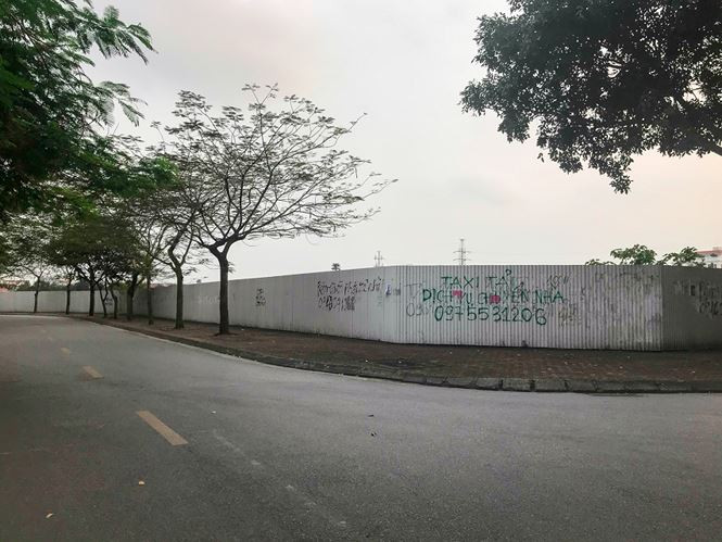 Những ô đất, khu đất được quây rào hàng nghìn m2 không được triển khai nhiều năm nay ở trong KĐTM Việt Hưng của Tổng HUD.
