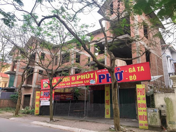 Theo quan sát, nhiều khu biệt thự, nhà liền kề trong KĐTM Việt Hưng dù đã xây dựng nhiêu năm nay nhưng không đồng bộ, nhiều khu vực bỏ hoang không người ở.
