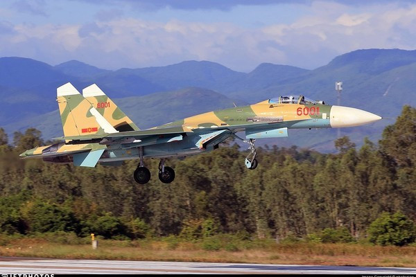 Lực lượng chiến đấu cơ đóng tại đây bao gồm các tiêm kích Su-27 cùng với chiến đấu cơ cánh cụp cánh xòe duy nhất của Việt Nam - Su-22. Nguồn ảnh: Pinterest.