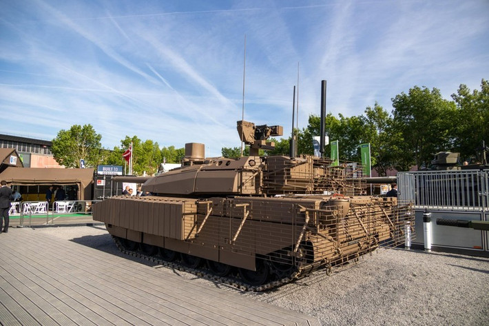 Xe tăng AMX-56 Leclerc do Pháp chế tạo được coi là một trong những phương tiện chiến đấu bộ binh hiện đại nhất thế giới với vỏ giáp mạnh mẽ, hệ thống điều khiển hỏa lực tiên tiến và khả năng cơ động cao.