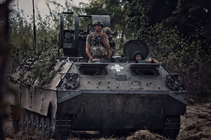 Xe chiến đấu bộ binh (IFV) BMP-1LB được phát triển trong điều kiện chiến tranh, nhiệm vụ chính của nó là cơ giới hóa nhiều lữ đoàn mới thành lập và bù đắp tổn thất về xe bọc thép trong các đơn vị hiện có.