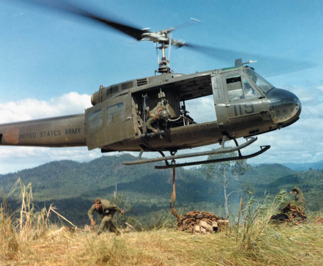 Cuối cùng, không thể không kể đến UH-1 Huey - loại trực thăng được Mỹ sử dụng nhiều nhất trong Chiến tranh Việt Nam, cũng là loại trực thăng "đa dụng" nhất với khả năng làm trực thăng vận tải, yểm trợ hỏa lực, cảnh giới, hậu cần,... Nguồn ảnh: Flickr.