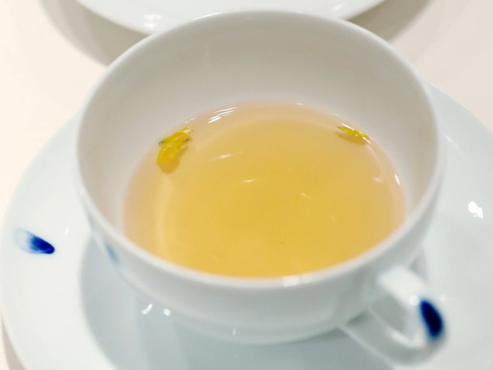 Ngay cả ly trà trong buổi gặp mặt liên triều này cũng có ý nghĩa rất rõ ràng. Đây là loại trà được trồng ở dẫy núi Baekdudaegan - dãy núi trải dài từ Triều Tiên tới Hàn Quốc và cam thảo được cho vào trong trà này có nguồn gốc từ đảo Jeju - ly trà này là biểu tượng cho một Triều Tiên thống nhất từ Bắc xuống Nam và cả hải đảo. Nguồn ảnh: Reuters.