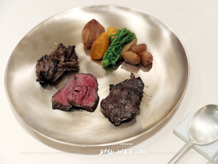 Thịt bò Hanwoo nướng - đây là món ăn biểu tượng cho sự phát triển của công nghệ chăn nuôi Hàn Quốc. Bò Hanwoo là loại bò có chất lượng cao nhất của Hàn Quốc, được đánh giá là ngon hơn cả bò Mỹ và bò Nhật. Thịt của loại bò này có giá cao gần gấp đôi so với thịt bò Mỹ và là nguyên liệu cho món BBQ trứ danh của Hàn Quốc. Nguồn ảnh: Reuters.