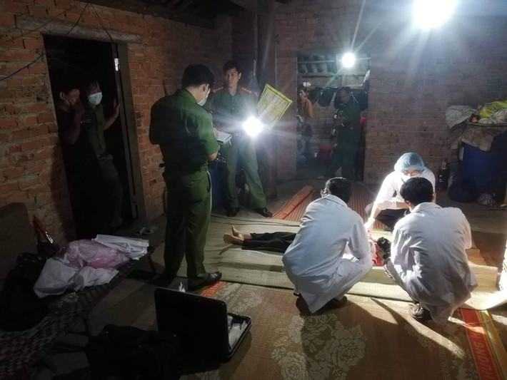 Đến khoảng 17h cùng ngày (23/10), đi làm đồng trở về nhà, ông Hồ Văn Cường (trú xã Trà Sơn, huyện Trà Bồng, tỉnh Quảng Ngãi) phát hiện vợ mình là bà Hồ Thị Ây (78 tuổi) đã tử vong, thi thể bị mất đầu. Ông Cường đã cùng con gái hoảng loạn tìm kiếm và phát hiện phần đầu bà Ấy nằm dưới hố phía trước nhà, liền báo cho cơ quan chức năng. Sau đó, Anh đã bị công an huyện Trà Bồng và đã khai nhận hành vi phạm tội của mình. Trước khi gây án, Hồ Ngọc Anh được chẩn đoán mắc bệnh tâm thần phân liệt thể căng trương lực trong nhiều năm qua. (Ảnh: Tienphong)